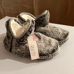 Gilligan &Omalley slipper boots size S  and faux fur in gray